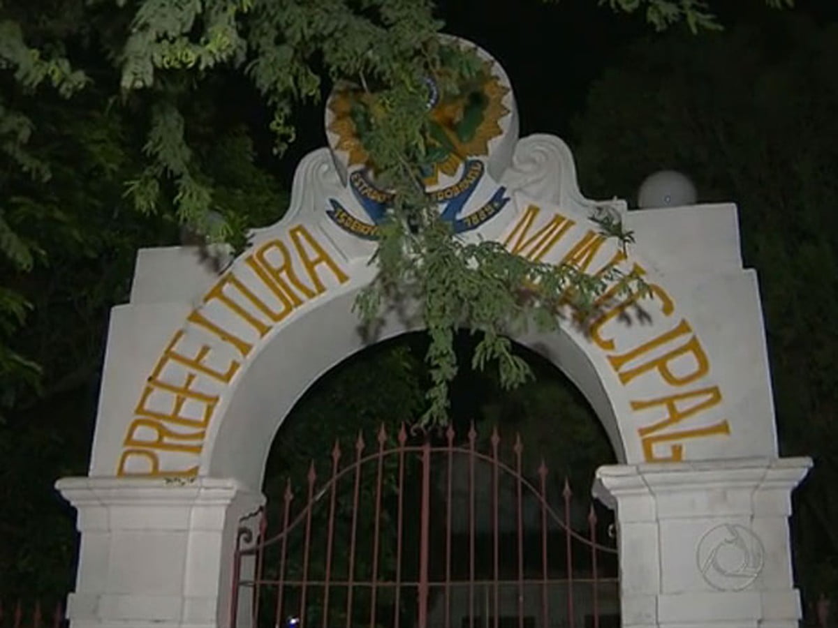 Prefeito de Santa Rita, PB, exonera mais de 1 mil servidores comissionados