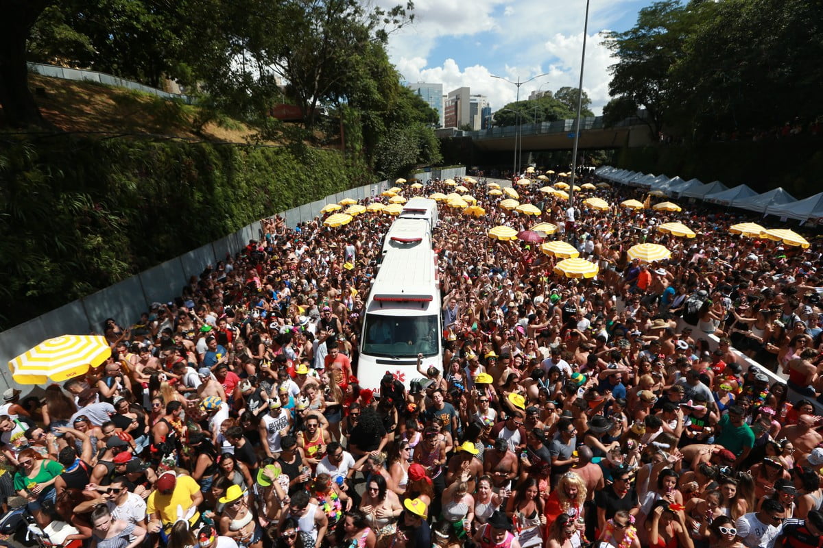 Carnaval em SP tem público de 9 milhões e multa a 396 foliões por xixi nas ruas