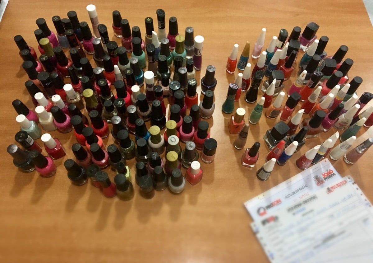 Procon autua 20 salões de beleza e acha produtos vencidos, em João Pessoa