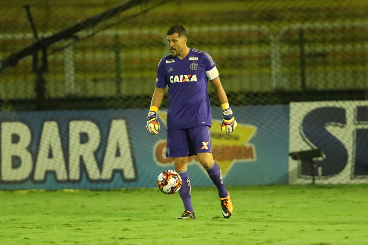 Rubro-negros formam filas por ingressos do jogo de adeus a Julio Cesar