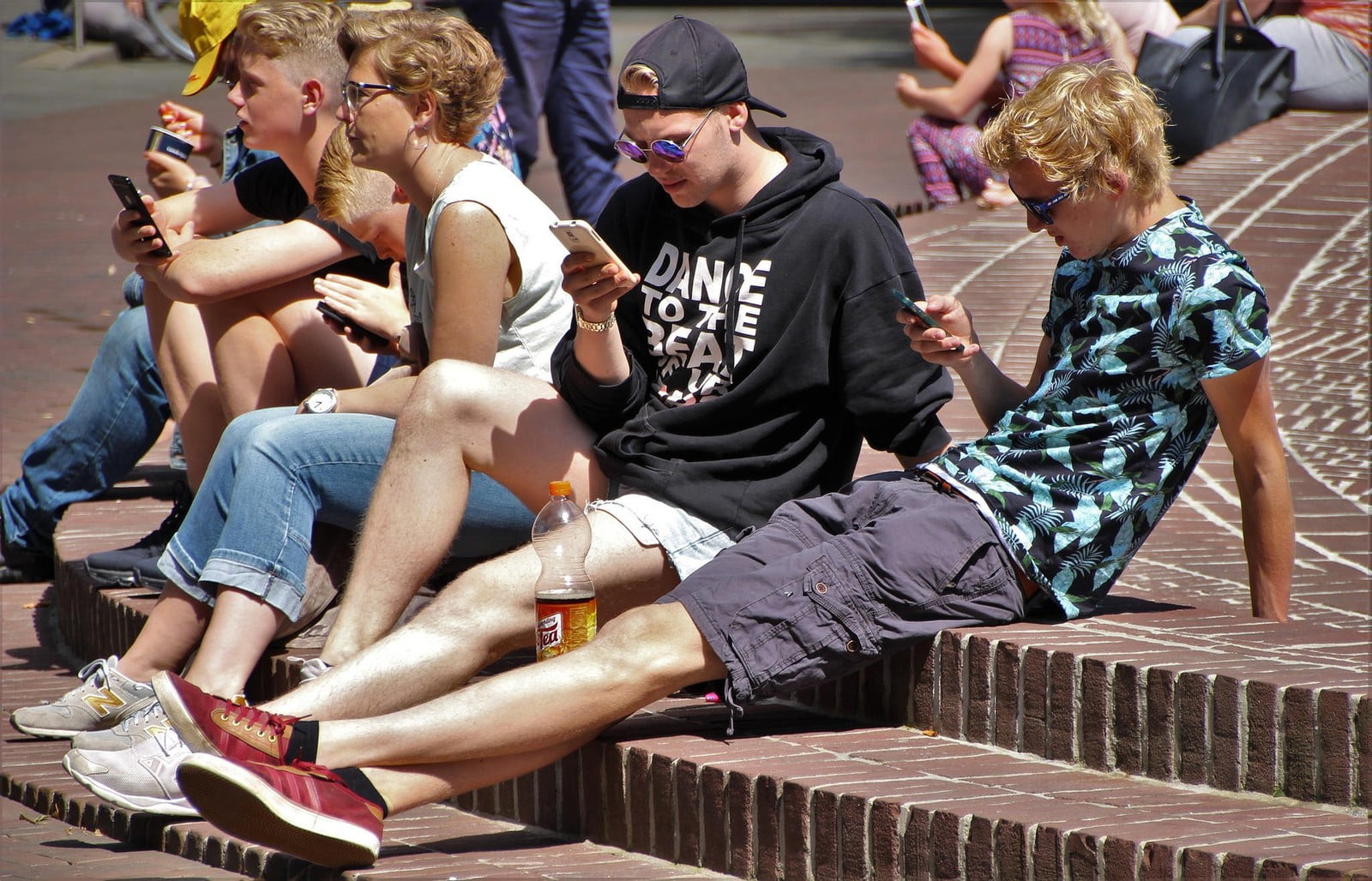 Uso excessivo de celular por estudantes está associado a mais parceiros sexuais, notas baixas e depressão, diz estudo