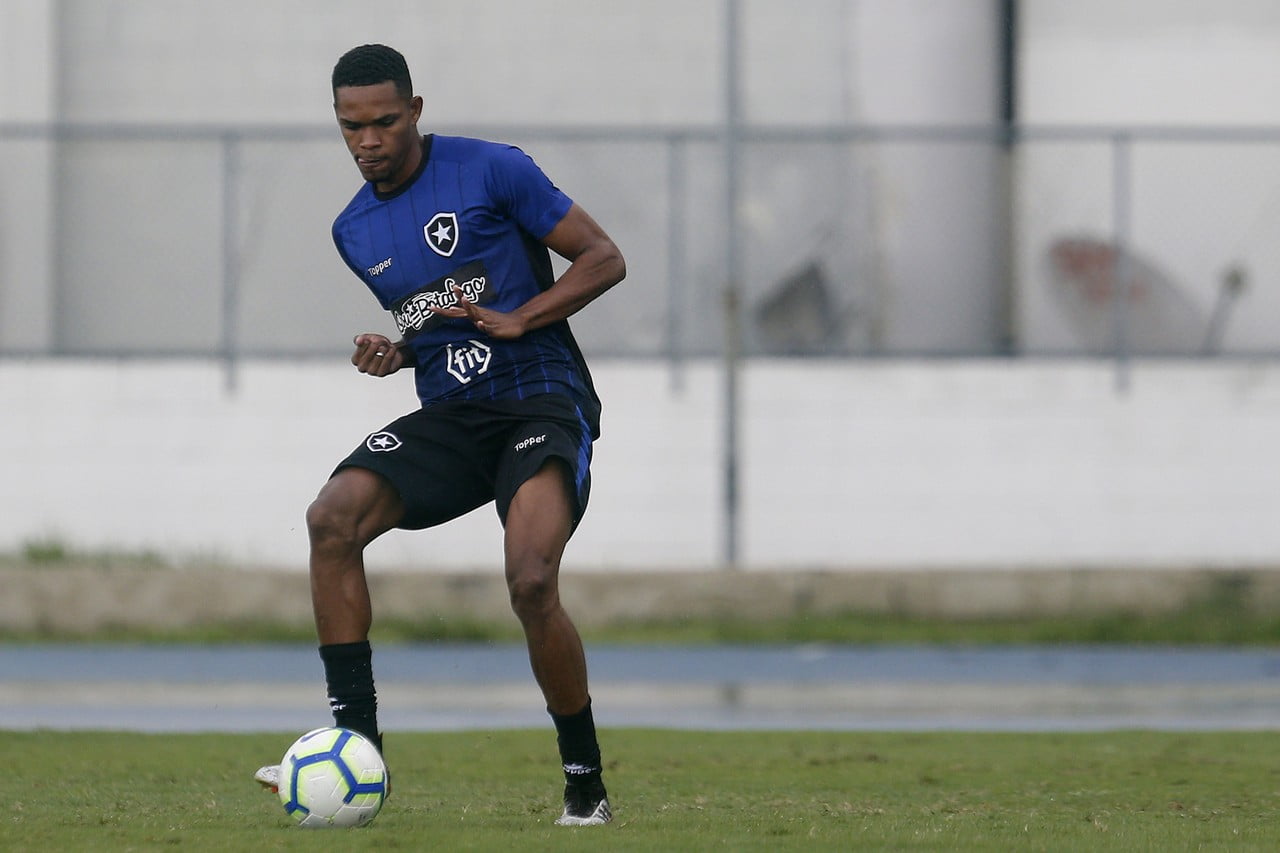 Fortaleza x Botafogo: com Lucas Barros, veja provável escalação de Eduardo Barroca