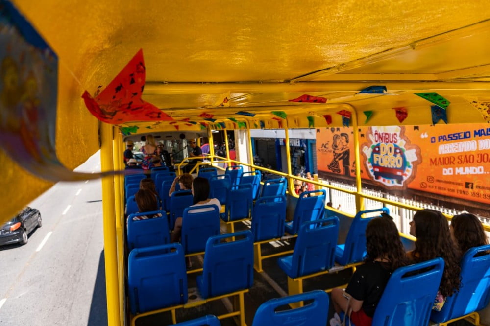 ‘Ônibus do forró’ oferece passeios por Campina Grande em troca de doações para músicos da região