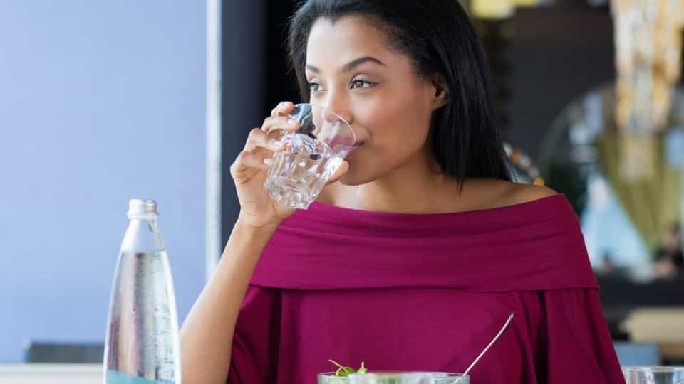 Afinal, beber água às refeições engorda ou não?