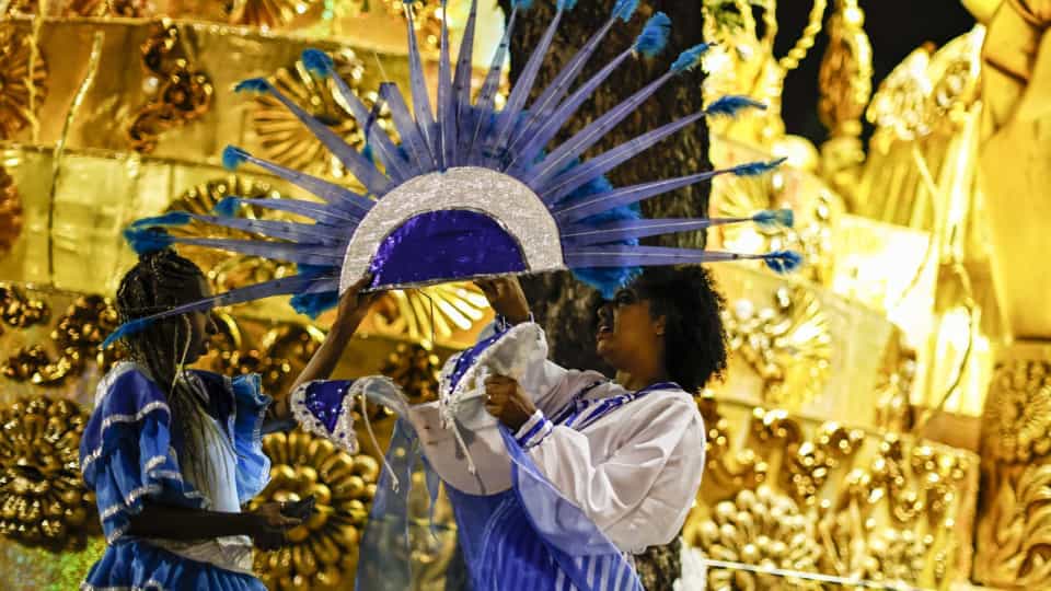 Rio: carnaval renasce no Sambódromo após dois anos de pandemia