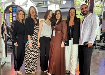 Em Recife, no Showroom Verão 1, Equipe Nota 10 do Grupo Arezzo apresenta ao empresário Rosil Pontes as tendências para o Verão/2025