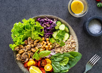 Ter amigos, comer bem, fazer exercícios: quanto cada hábito de vida reduz o risco de depressão?