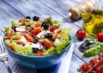 Salada deve ser consumida antes ou junto da refeição?