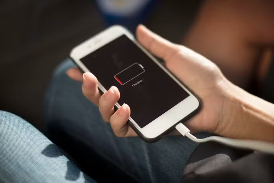 Carregador na tomada ou no celular primeiro? Saiba qual é a maneira correta para aumentar vida útil da bateria