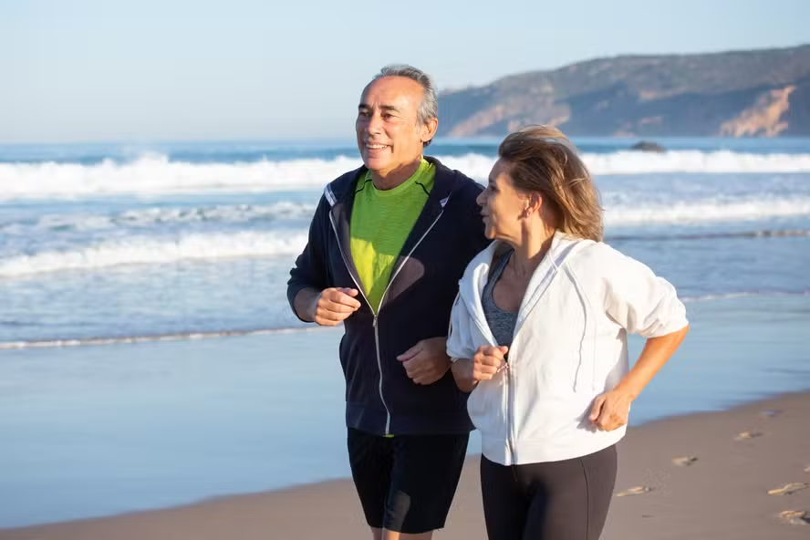 9 hábitos que especialistas recomendam na meia-idade para viver mais e envelhecer melhor